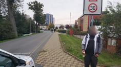 Opilec s pilou se vrátil na místo činu. Už potřetí řezal dopravní značku