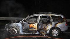 U Děčína začalo za jízdy hořet auto. Zbyla z něj jen kostra