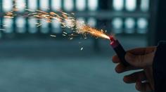 Muž zvolil ten nejhorší typ pyrotechniky. Přišel o obě ruce a hrozí mu i vězení