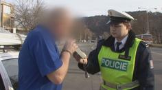Mladík ujel cizím autem a boural. Pak se opilý snažil vše opravit