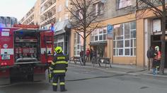 Lidé z hořícího domu volali zmateně o pomoc, vyvést je museli hasiči