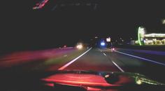 Zdrogovaný motorkář naboural do auta. Jeho řidič byl opilý