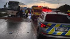 Autobus se na jihu Čech srazil s osobákem. Třináct lidí skončilo v nemocnici