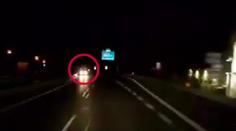 Další hazardér u Liberce. Ze tmy se vyřítil v protisměru! VIDEO