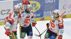 Vyloučení do konce zápasu i dva rychlé góly. První duel série ovládly Pardubice