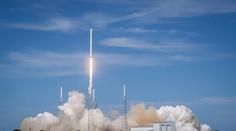 SpaceX opět slaví, Falcon vynesl do vesmíru deset satelitů