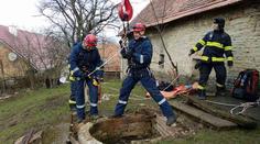 Hasiči zachránili býka z 15 metrové studny! Vážil 450 kg