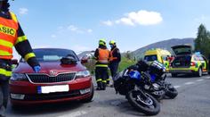 Při nehodě se vážně zranila posádka motorky, ženu odvážel vrtulník!