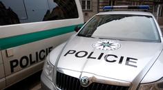 Po čelním střetu zůstal řidič s těžkým zraněním zaklíněný v autě
