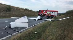Na jedoucí auto s dětmi spadlo u Rokycan letadlo. Pilot nepřežil