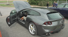 Stát rozprodává majetek. Bude dražit luxusní auta, nabízí ferrari i porsche