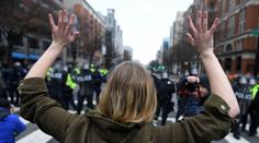 Protesty proti Trumpovi rozháněli těžkooděnci, zadrželi přes 200 lidí
