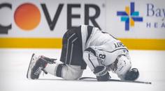 Šílený faul v NHL. Elitní obránce skončil v bolestech, možná přijde o olympiádu