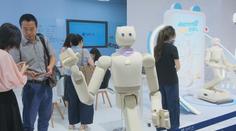 V Pekingu ukázali roboty budoucnosti. Někteří jsou od lidí k nerozeznání