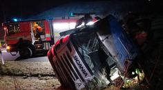 Nájezd na D6 zablokoval převrácený kamion. Řidiče museli vyprostit