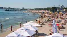 Pekelný závěr léta. Turisté kvůli hnijícím řasám nemohou do moře