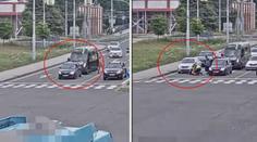 VIDEO: Na křižovatce si to šel vyřídit "ručně"! Zpacifikovali jej strážníci