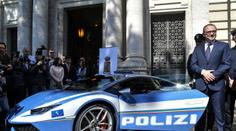 Italští policisté řídí lamborgini. V čem se jezdí jinde? PŘEHLED