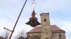 Unikátní akce na Trutnovsku. Kopuli z kostela sundávali pracovníci půl dne