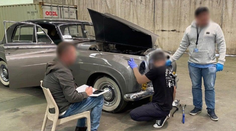 Luxusní veterán jako schránka pro pašeráky. Bentley z roku 1960 skrývalo děsivý náklad