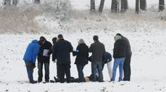 Smrt v poli: Nedaleko Pražského okruhu našli mrtvého muže!