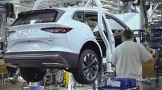 EU potvrdila mírnější emisní pravidla pro automobilky. Pokuty jim ale stále hrozí