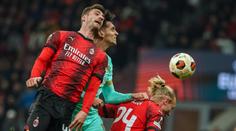 Slavii v úvodu oslabil vyloučený Diouf. V deseti vzdorovala milánskému AC marně