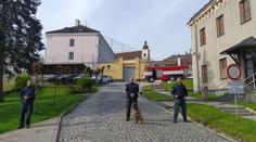 Žháře z Vítkova pustili na svobodu. Vše doprovázela podivná bezpečnostní opatření