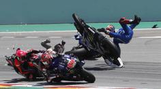Hrozivá kolize v MotoGP. Japonský jezdec zezadu sestřelil dva soupeře