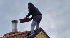 VIDEO: Agresivní muž řádil na střeše. Zásahovka nahoru nemusela, uklouzl a spadl