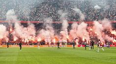 Šlágr v Nizozemsku předčasně ukončen. Fanoušci Ajaxu rozpoutali na hřišti peklo