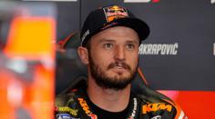 Jezdce MotoGP překvapila na závodech opice. Mechanikovi prý rozlila kávu