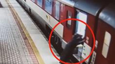 VIDEO: Seniorka spadla pod vlak. Snažila se do něj naskočit za jízdy