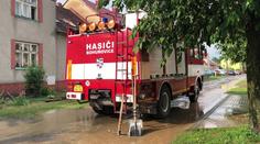 Česko zasáhly bouřky. Hasiči vyčerpávali vytopené sklepy