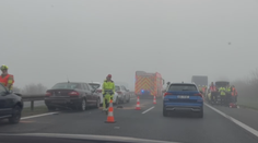 Hromadná nehoda na D6. Nedaleko Prahy se v mlze srazilo několik aut