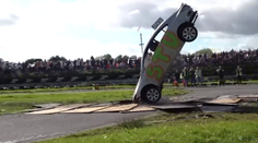 VIDEO: Auta skákala přes vraky naposledy. Nechyběla škodovka, šampion se zranil