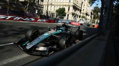 Drama v Baku pro Mercedes. Russell těsně uhájil triumf, katastrofa pro Alpine