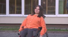 Dobrý anděl pomáhá i bojovnici Lauře, které nádor v bříšku prorostl páteří