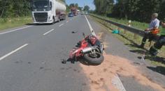 Motorkář předjížděl auto, které ho potom mělo srazit. Policie hledá svědky
