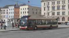 Česká města i obce začínají šetřit. Zdražuje se jízdné a přestává se topit