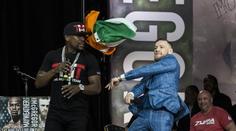 Jdi do pr....! McGregor nadával, Mayweather provokoval vlajkou!