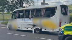 Vážná nehoda autobusu: Řidič kamionu si prý střetu nevšiml a viděl bílý sloup