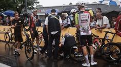 Neklidná etapa. Van Aert málem skončil pod autem, Bittner v hromadném pádu