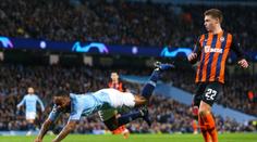 Fotbal řeší případ krtek: Mohl se Sterling přiznat přímo na hřišti?