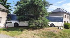 Na Olomoucku narazil autobus do domu. Na místě jsou zranění