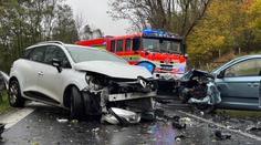 Vážná nehoda tří aut na Karlovarsku. Na místě jsou zranění, pro ženu letěl vrtulník