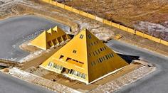 BYDLENÍ: Obří zlatá pyramida má zázračné účinky, říká majitel