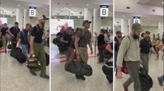 Hasiči z USA vyrazili Austrálii na pomoc. Na letišti je přivítal potlesk!