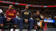 LeBron jen seděl, Cleveland nestíhal. Krize Cavaliers pokračuje