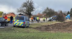 Mladá řidička předjížděla a dostala smyk. Po čelní srážce jsou v nemocnici tři lidé